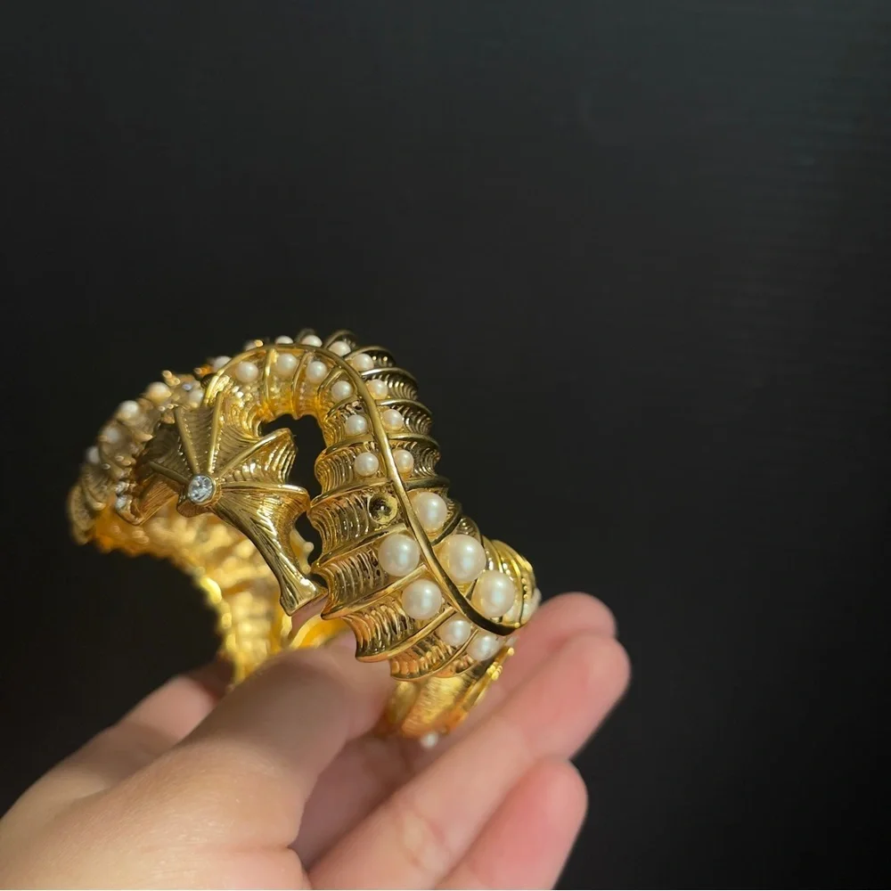 Kate Spade Rare Faux Pearl Gold Tone Seahorse Bangle Bracelet - Picture 10 of 12